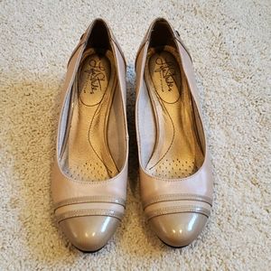 Life Stride nude wedge shoes size 8.5